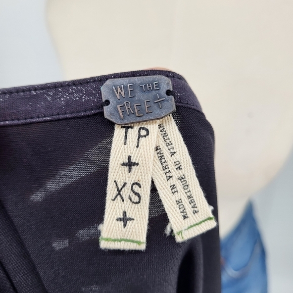 Free People Olivia Relaxed Henley Top Gray Sparkle Glitter Long Sleeve XS NWT - Picture 3 of 8